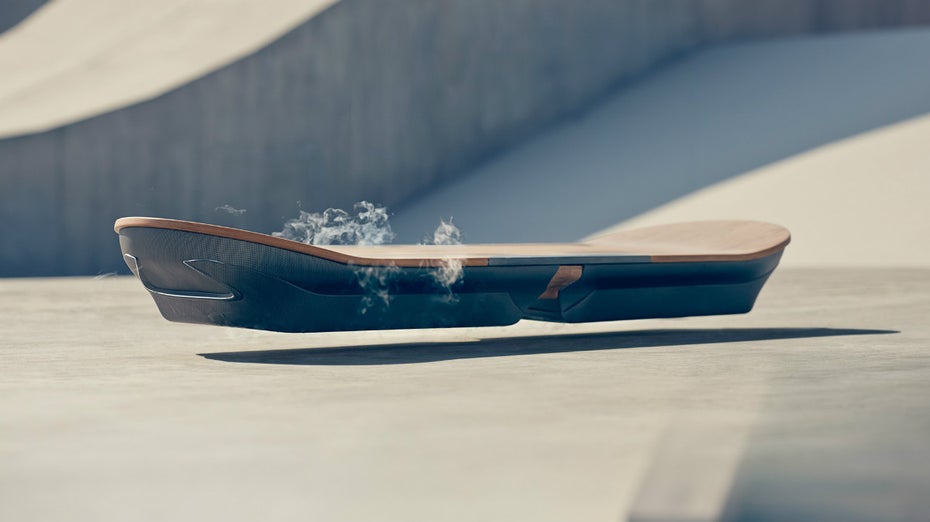 Das Hoverboard von Lexus hält sich mit einer Magnetschwebetechnik über dem Boden und hat ein schickes Design. (Foto: Lexus)