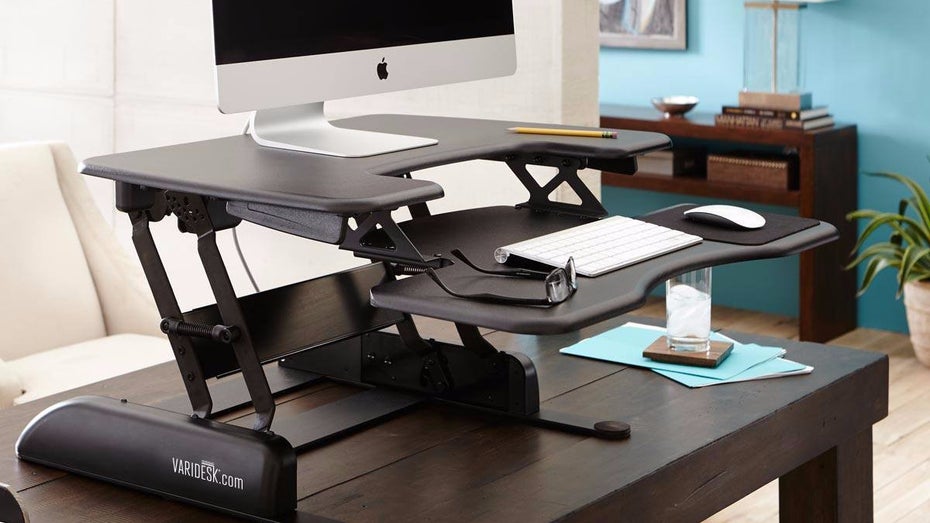 Alternative zum höhenverstellbaren Schreibtisch: Der elektrische Schreibtischaufsatz. (Foto: Varidesk) Gut für Kreislauf und Budget: Höhenverstellbare Schreibtischaufsätze im Vergleich