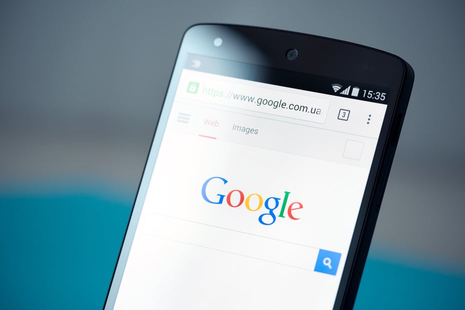 Die Google-Suchanfragen werden immer mobiler. (Foto: Bloomua / Shutterstock.com)