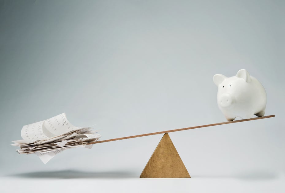 „Erfahrungsgemäß schafft es kaum ein Startup die vorher anvisierten Zahlen zu erreichen.“ (Foto: <a href="http://www.shutterstock.com/de/pic-200996762/stock-photo-piggy-bank-balancing-on-seesaw-over-a-stack-of-bills.html?src=2bW2H7tqH4-Gk3dytWjlVA-1-100">Shutterstock</a>)