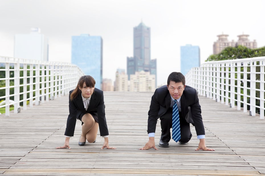 Wer ein Unternehmen gründet, muss seine Konkurrenz kennen. (Foto: <a href="http://www.shutterstock.com/de/pic-67526728/stock-photo-business-man-and-woman-getting-ready-for-race-in-business.html?src=VWSh9Ed-TSzrAg1iNaB13w-4-26">Shutterstock</a>)