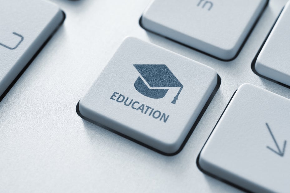 Selbsständigere Schüler durch digitale Lernkonzepte. (Foto: <a href="http://www.shutterstock.com/de/pic-151192595/stock-photo-button-with-graduation-cap-icon-on-a-modern-computer-keyboard-online-education-concept.html?src=-3qQsbwjkYQiR3aQeMzFJw-1-32">Shutterstock</a>)