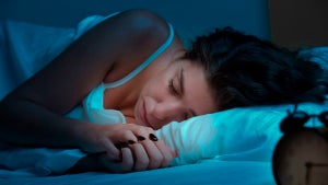 Forschende haben eine Theorie, wieso wir die Augen im Schlaf bewegen