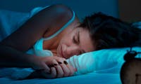 Forschende haben eine Theorie, wieso wir die Augen im Schlaf bewegen