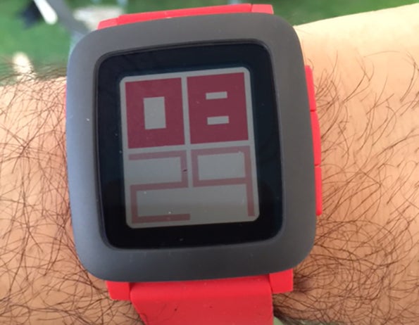 Die Pebble Time – ein Tag mit der smarten Uhr reichte mir, um die vielen Vorteile einer Smartwatch einzusehen. (Foto: Luca Caracciolo)