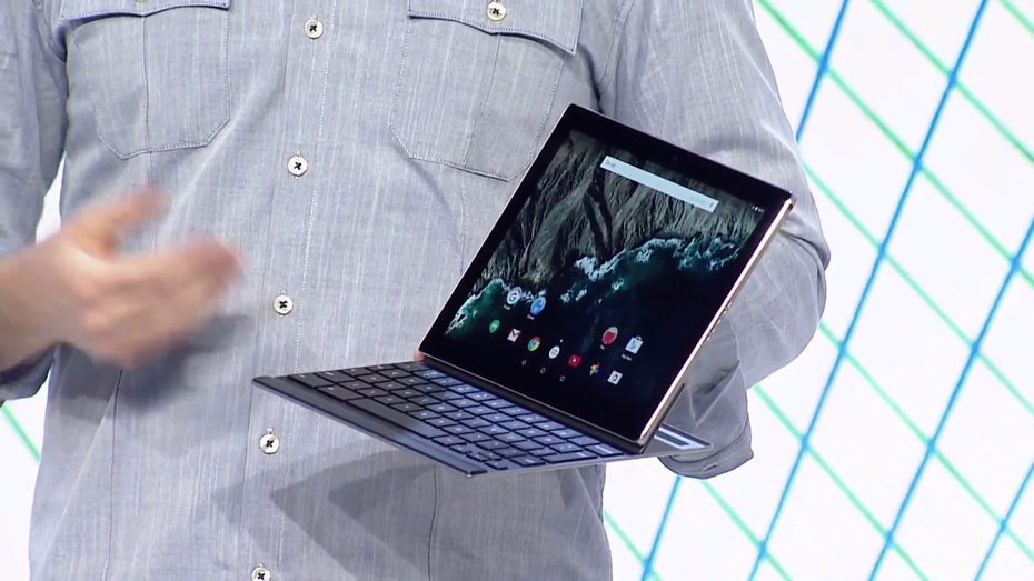 Die Tastatur des Pixel C wird induktiv geladen sobald das Gerät zugeklappt wird. (Screenshot: youtube.com/google)