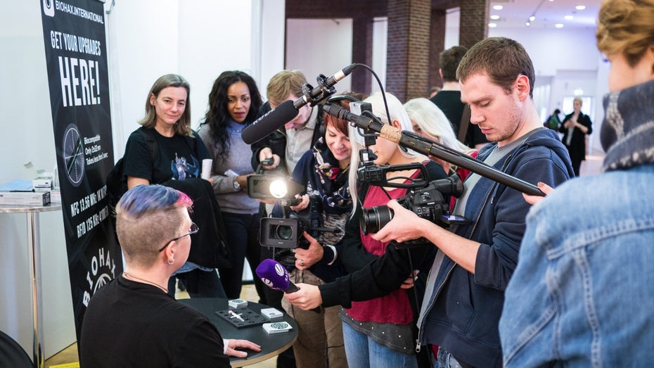 Auf der ersten Cyborg-Messe in Düsseldorf fanden sich fast so viele Medienvertreter wie reguläre Besucher. (Foto: t3n)