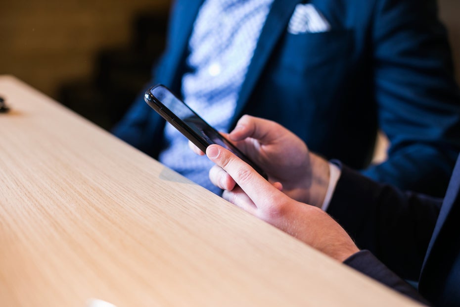Stopp mit Multitasking Smartphone ausschalten im Meeting