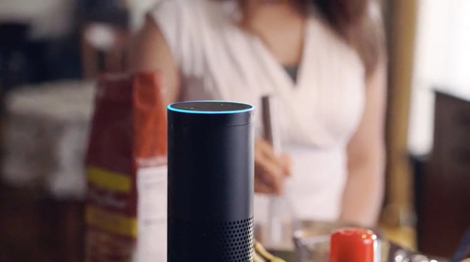 Künstliche Intelligenz auf dem Vormarsch: Amazon Echo hört mit und reagiert, wenn man ihn „Alexa“ nennt. (Screenshot: Amazon-Video)