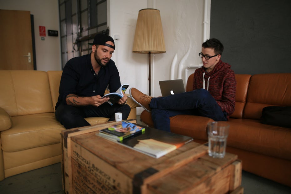 t3n-Redakteur Daniel Hüfner (rechts) im Gespräch mit Benjamin Jaworskyj (links). Hier stellt er gerade sein Fotografie-Buch vor, das er auf Amazon verkauft. (Foto: Ricardo Rolle)