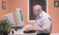 „Schatz, ich hab das Internet gelöscht“ – 5 Computerprobleme, die euch eure Eltern zu Weihnachten bescheren
