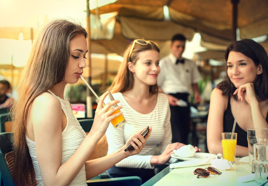 Zu konzentriert aufs Smartphone, um persönliche Beziehungen zu pflegen: Ein häufiger Fehler der Generation Y am Arbeitsplatz. (Foto: Shutterstock.com) 