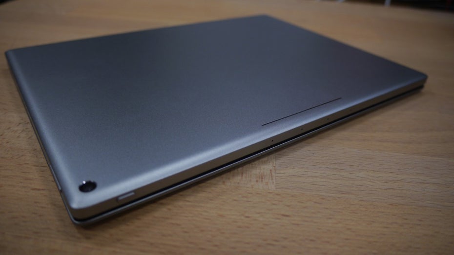 Liegen das Pixel C und das Keyboard aufeinander, wird der kleine Akku der Tastatur geladen. (Foto: t3n)