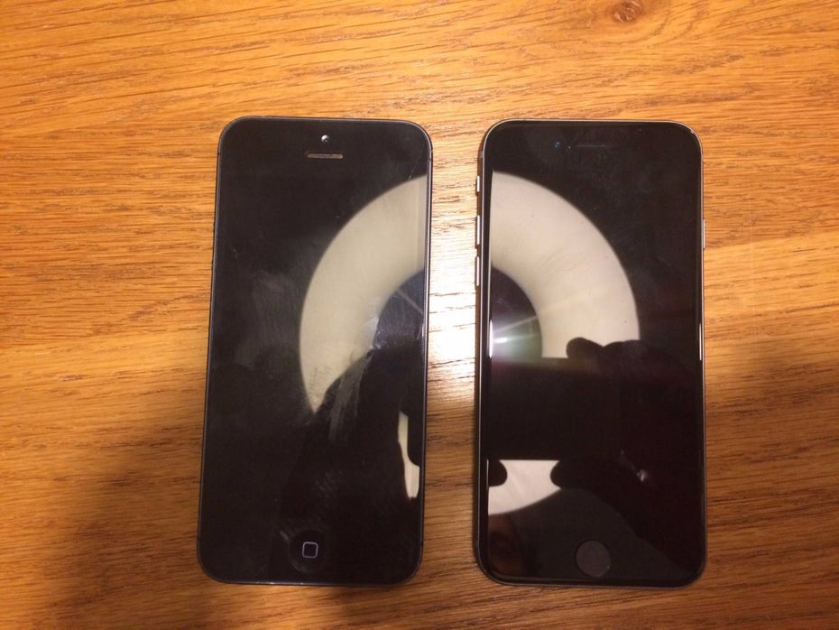 Auf diesem Bild soll das iPhone 5se (rechts) im Größenvergleich mit dem iPhone 5 zu sehen sein. (Foto: <a href="http://www.onemorething.nl/community/topic/dan-maar-zo-foto-iphone-6c/">One More Thing</a>)