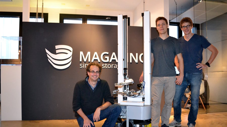 Hallo, ich bin Toru, der intelligente Lager-Roboter – und das sind meine Schöpfer von Magazino Hallo, ich bin Toru, der intelligente Lager-Roboter – und das sind meine Schöpfer von Magazino