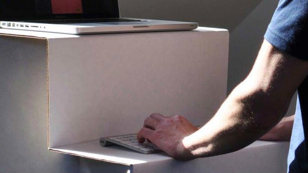 Oristand. (Bild: Oristand/TechCrunch) Vergiss teure Stehschreibtische: Dieser 25-Dollar-Aufsatz tut’s auch