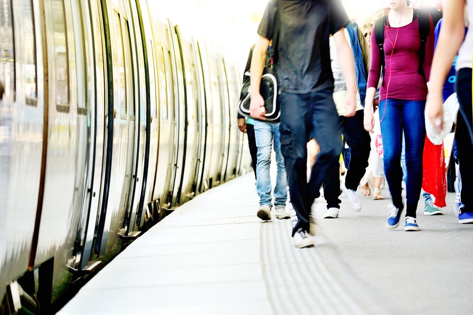 Typologie des Bahnfahrer: Vom „Karrieristen“ über den „Smartphone-Junkie“ bis zum „Schläfer“. (Foto: Shutterstock-connel)