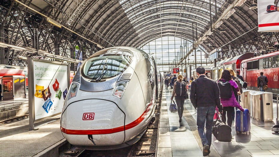 Nicht immer fällt das Bahnreisen leicht – doch es hat auch viele Vorteile. (Foto: Jorg Hackemann / Shutterstock.com) Besser Bahnfahren: Mit diesen Tipps kommst du auch an schwierigen Reisetagen ans Ziel