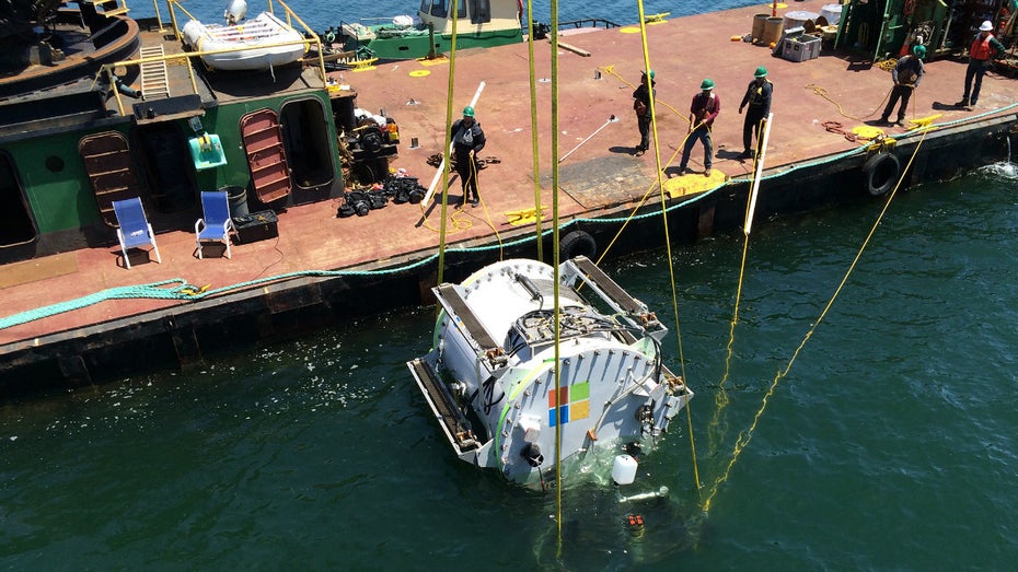 0,006 Meilen unter dem Meer: Microsoft versenkt mit Project Natick Datenzentren im Wasser