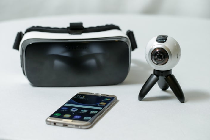 Mt der Gear VR könnt ihr die mit der Gear 360 produzierten Inhalte angemessen konsumieren. (Foto: Samsung)