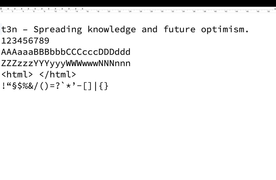 Ein Texteditor zeigt die Schriftart Source Code Pro an.