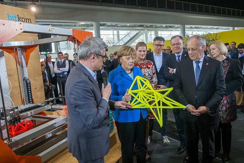 Bundeskanzlerin Angela Merkel am Bitkom-Stand auf der CeBIT 2016 begutachtet den BigRep One. (Foto: BITKOM)