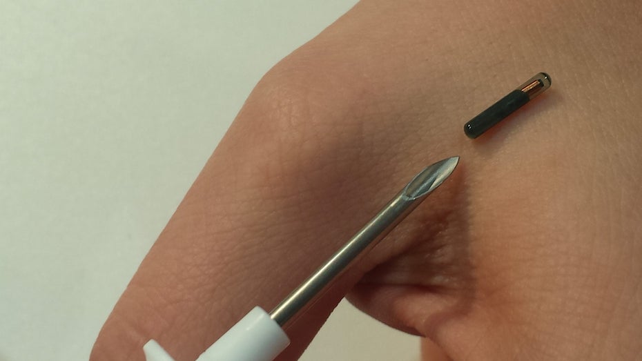 888-Byte-Speicher unter der Haut: Wie ich auf der CeBIT zum Cyborg wurde 888-Byte-Speicher unter der Haut: Wie ich auf der CeBIT zum Cyborg wurde