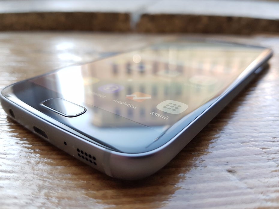 Der Homebutton mit Fingerabdrucksensor des Galaxy S7 ist etwas erhöht, sodass er leicht zu ertasten ist. (Foto: t3n)