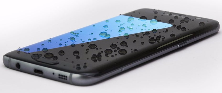 Einen Meter unter Wasser soll das Samsung Galaxy S7 (edge) eine halbe Stunde lang ohne Schaden überstehen. (Bild: Samsung) 