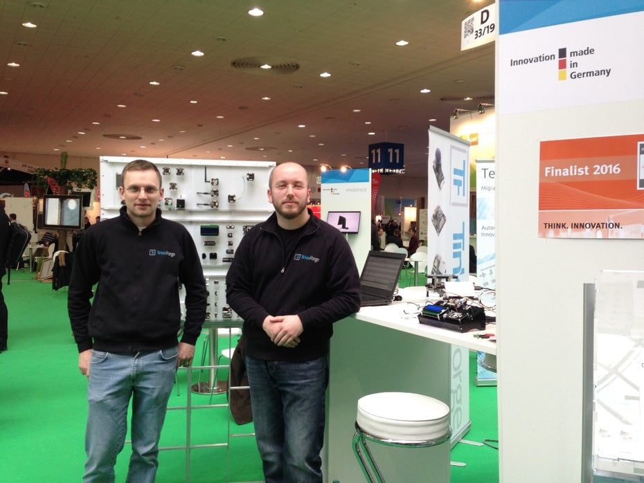 Olaf Lüke und Matthias Bolte auf der CeBIT 2016 –in einem der wenigen Momente der Ruhe am Tinkerforge-Stand. (Foto: t3n)