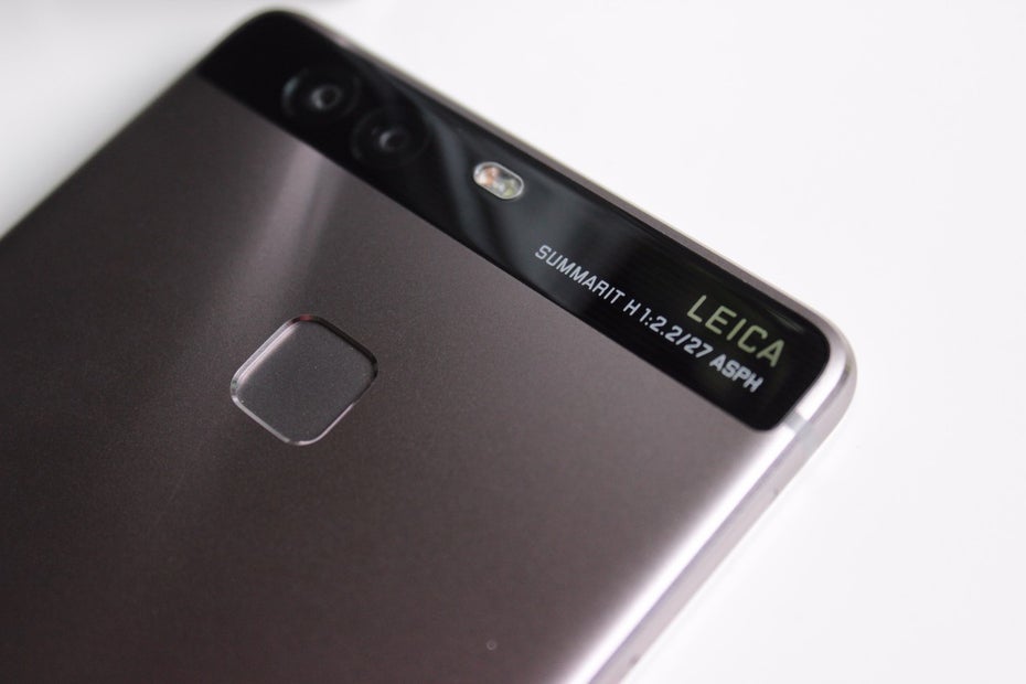 Markante Rückseite: Das Huawei P9 besitzt eine Leiste aus Glas mit viel Technik dahinter und einen schnellen Fingerabdrucksensor darunter. (Foto: t3n)