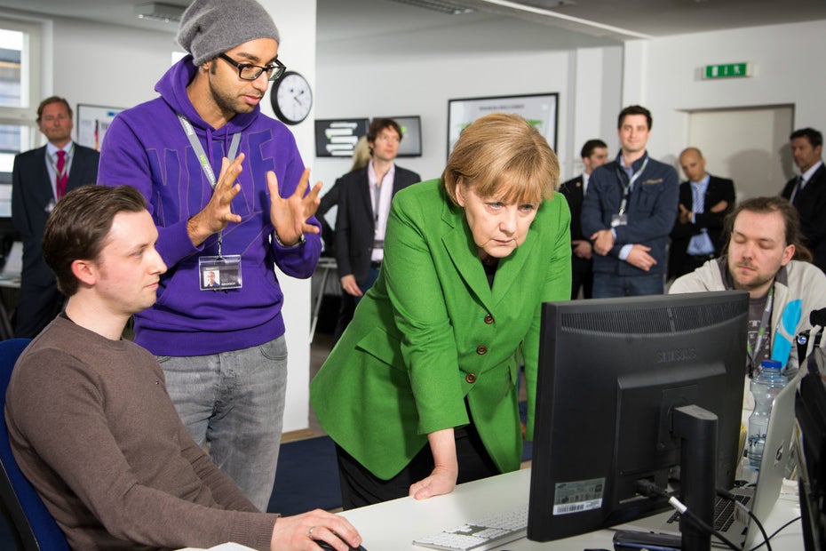 Auch Bundeskanzlerin Angela Merkel ließ sich schon im Berliner Büro von ResearchGate blicken. Hier erklärt Ijad Madisch ihr die Funktionen des Netzwerks. (Foto: © Martin Miser/Presse)