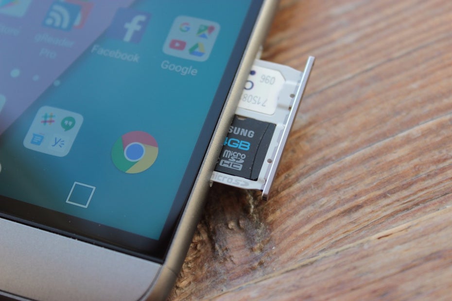 Der Slot im LG G5 nimmt sowohl die nanoSIM- als auch die microSD-Karte auf. (Foto: t3n)