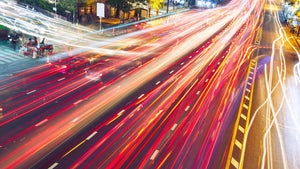 Flüssiger Verkehr ohne Ampeln: Autonom fahrende, vernetzte Autos machen's möglich