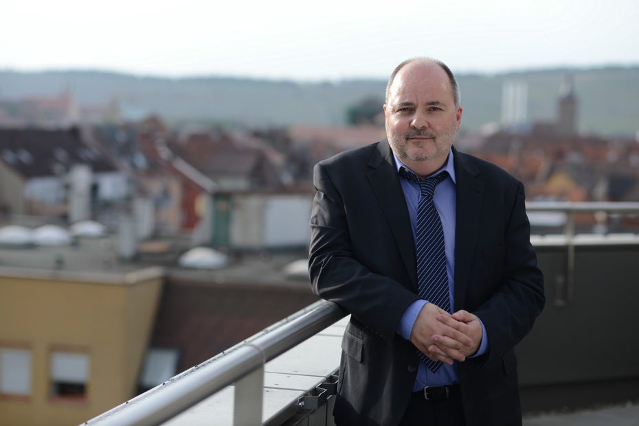 Prof. Dr. Lutz Frühbrodt ist Medienkritiker und Publizist. Er warnt vor dem Hintergrund von Content-Marketing vor dem „Vormarsch der Pseudo-Journalisten“. (Foto: © Johannes Untch)