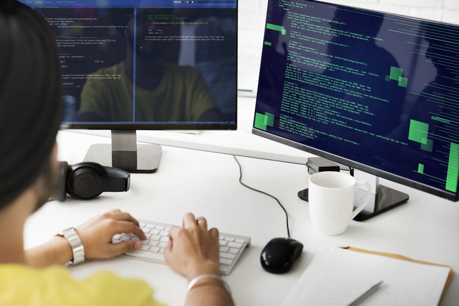 Eine Programmiersprache zu lernen, kann neue Möglichkeiten im Job eröffnen. (Bild: Shutterstock-Rawpixel.com)