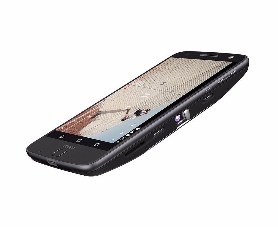 Aus Smartphone wird Beamer – der Moto-Z-Mod machts möglich. (Bild: Lenovo)