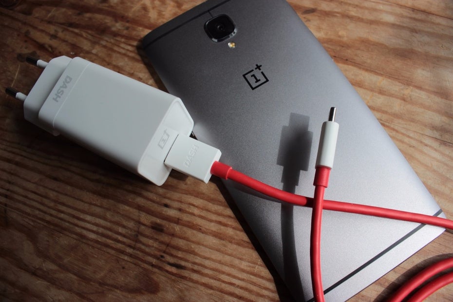 Dicker Stecker mit viel Technik: Dash Charge lädt das Oneplus 3 rasend schnell auf. (Foto: t3n)