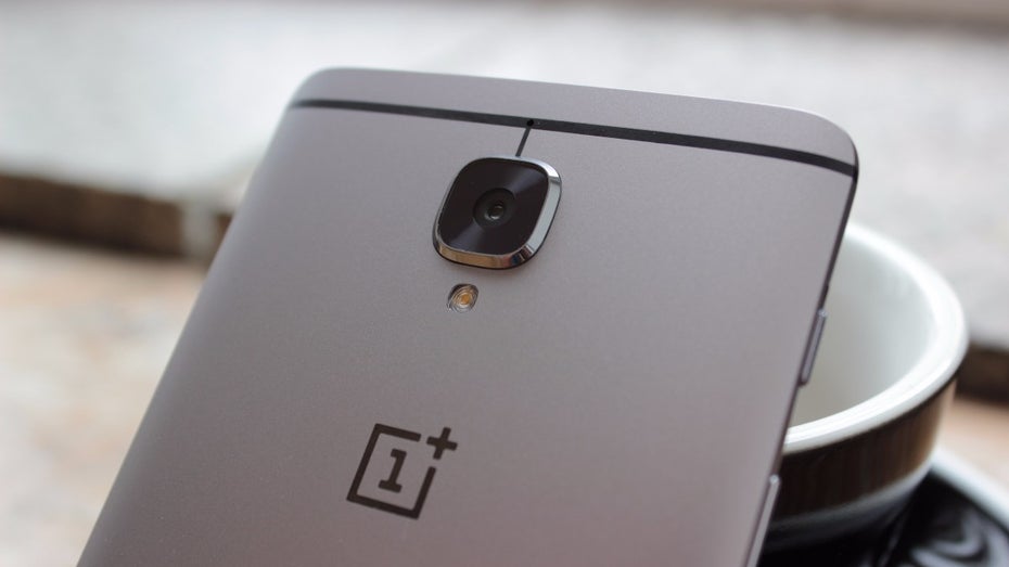 Die Kamera des OnePlus 3 ragt ein Stück aus dem Gehäuse heraus. (Foto: t3n)