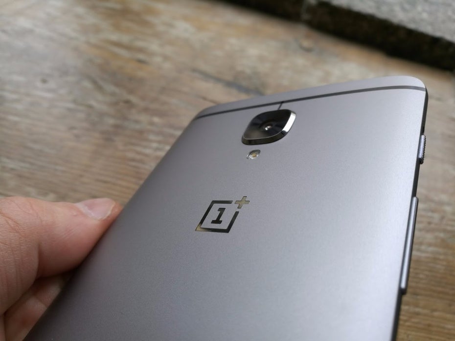 Die 16-Megapixel-Kamera des Oneplus 3 lugt ein Stück aus dem Gehäuse heraus. (Foto: t3n)