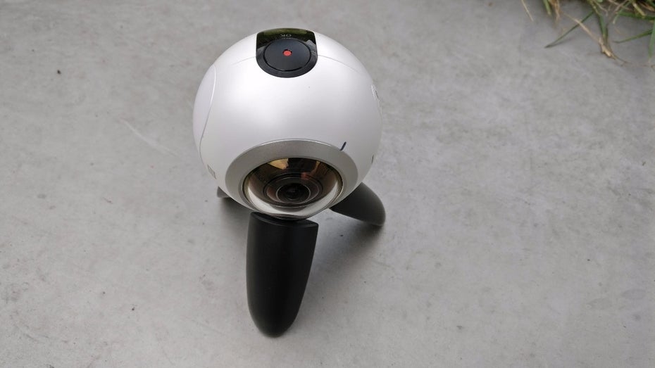 Klein und knubblig, aber für für das schnelle Knipsen von VR-Inhalte praktisch: die Samsung Gear 360. (Foto: t3n)