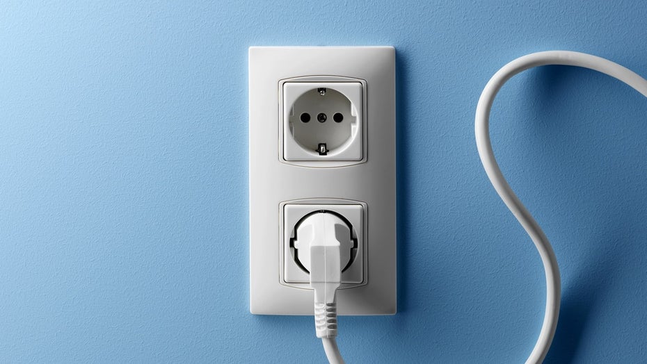 Alexa macht ganz miesen Vorschlag. (Bild: Shutterstock) Penny Challenge: Alexa fordert Mädchen auf, Münze in die Steckdose zu stecken