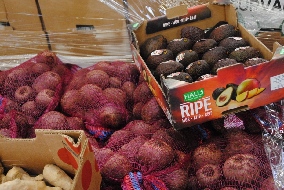 Ingwer, Avocado, rote Beete: Einen Teil des Obsts für seine Säfte kauft Kale and me aus der Region um Hamburg. Produziert wird in der Lüneburger Heide.(Foto: Hegemann)