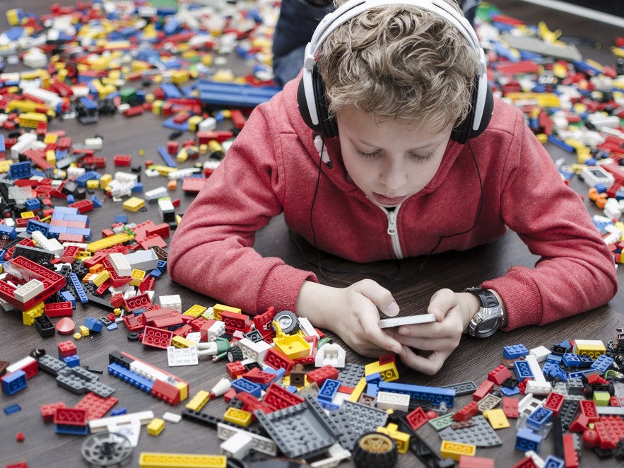 VIDEO  Schach macht schlau: Über 1.000 Grundschulkinder spielen