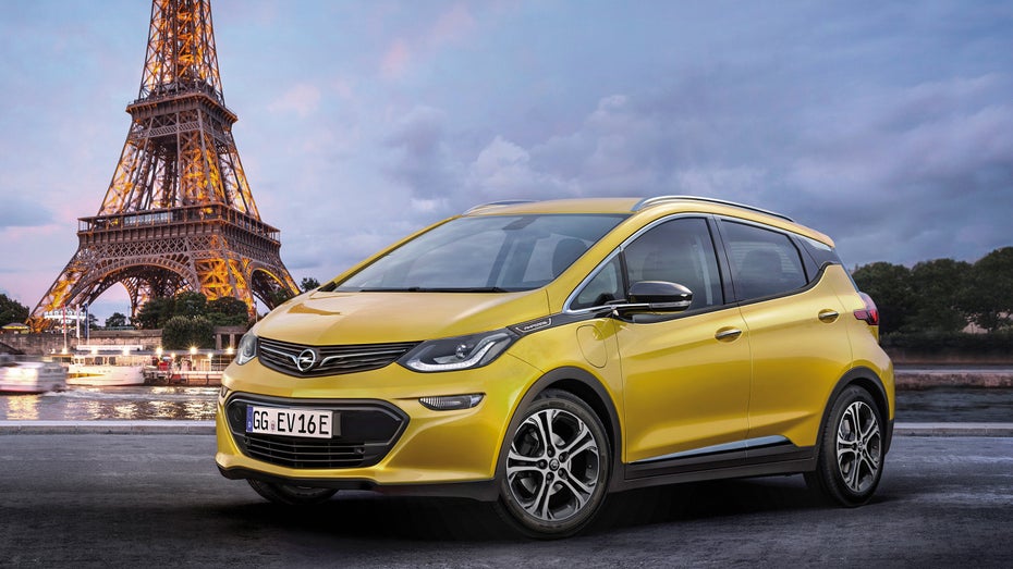 Der erste Stromer von Opel, der Ampera-E, ist auf dem Pariser Autosalon 2016 enthüllt worden. Das viertürige E-Auto bietet laut Hersteller, der mittlerweile zur PSA-Gruppe gehört, eine Reichweite von über 500 Kilometern. Im Laufe des zweiten Halbjahres 2018 will Opel eine Variante mit 60-Kilowatt-Akku und 50-Kilowatt-Motor ab knapp 43.000 Euro auf den Markt bringen. (Foto: Opel)