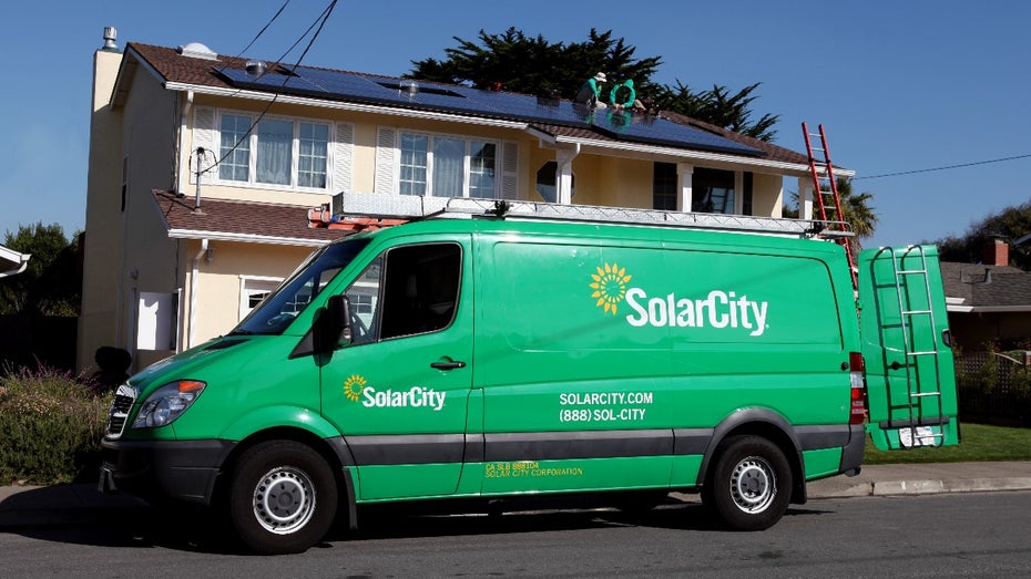 Solarcity: Installation einer Solaranlage in Kalifornien im Jahr 2016. (Foto: Shutterstock/Jennie Book) Brandgefahr bei Tesla-Solarpanels? SEC-Ermittlung lässt Aktie abschmieren