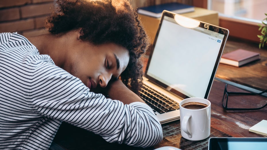 Richtig Powernappen im Büro: Tipps für das Nickerchen am Arbeitsplatz Richtig Powernappen im Büro: Tipps für das Nickerchen am Arbeitsplatz