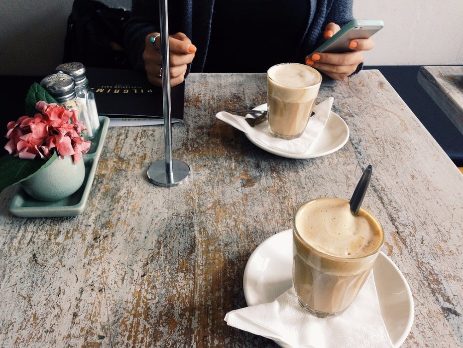 Doppelt schlecht: Pause mit Kaffee und Smartphone. (Foto: Pixabay.com)