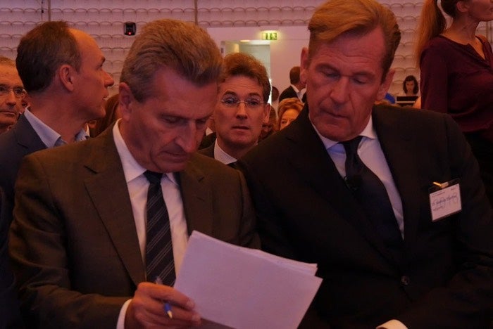 EU-Kommissar Günther Oettinger im Gespräch mit BDZV-Präsident Mathias Döpfner. (Bild: Daniel Bouhs (CC-BY-SA))