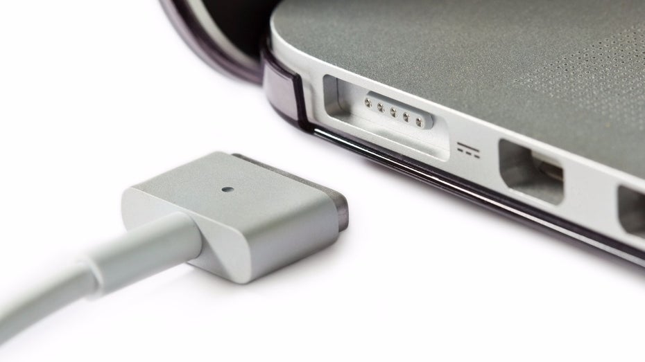 Brillant: Apples Magsafe-Adapter. Im MAcbook und dem neuen Macbook Pro aber nicht mehr vorhanden. (Foto: Shutterstock)